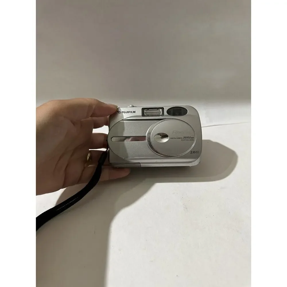Fujifilm Digital Camera FinePix 2600‎ Zoom 2.0MP Silver For Parts Repair ONLY